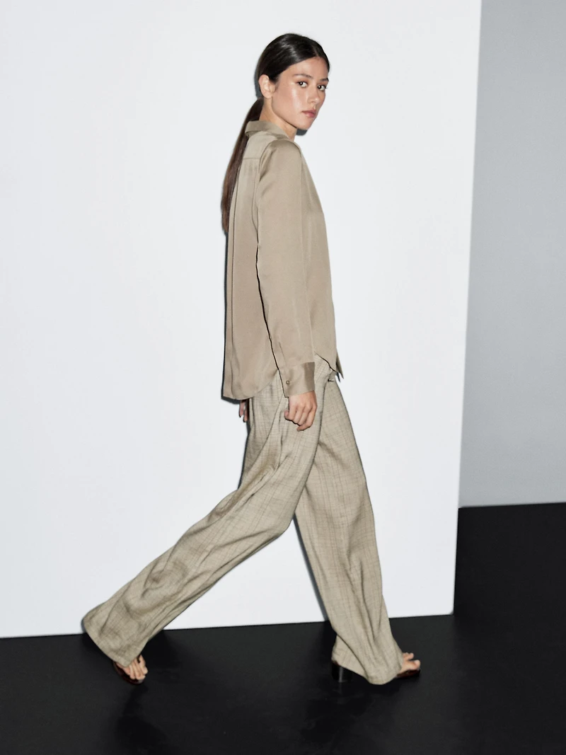 Flowing shirt with collar