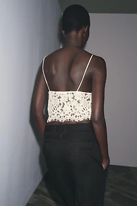 EMBROIDERED CROPPED TOP