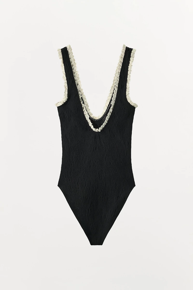 SEAMLESS LACE BODYSUIT