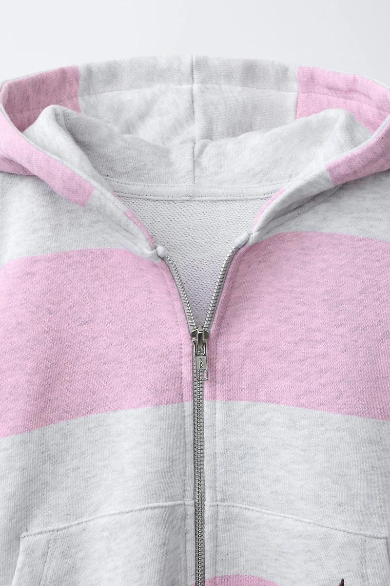 SWEAT ZIPPÉ À RAYURES ET PIÈCE