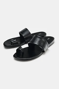 LEATHER TOE-LOOP FLAT SANDALS