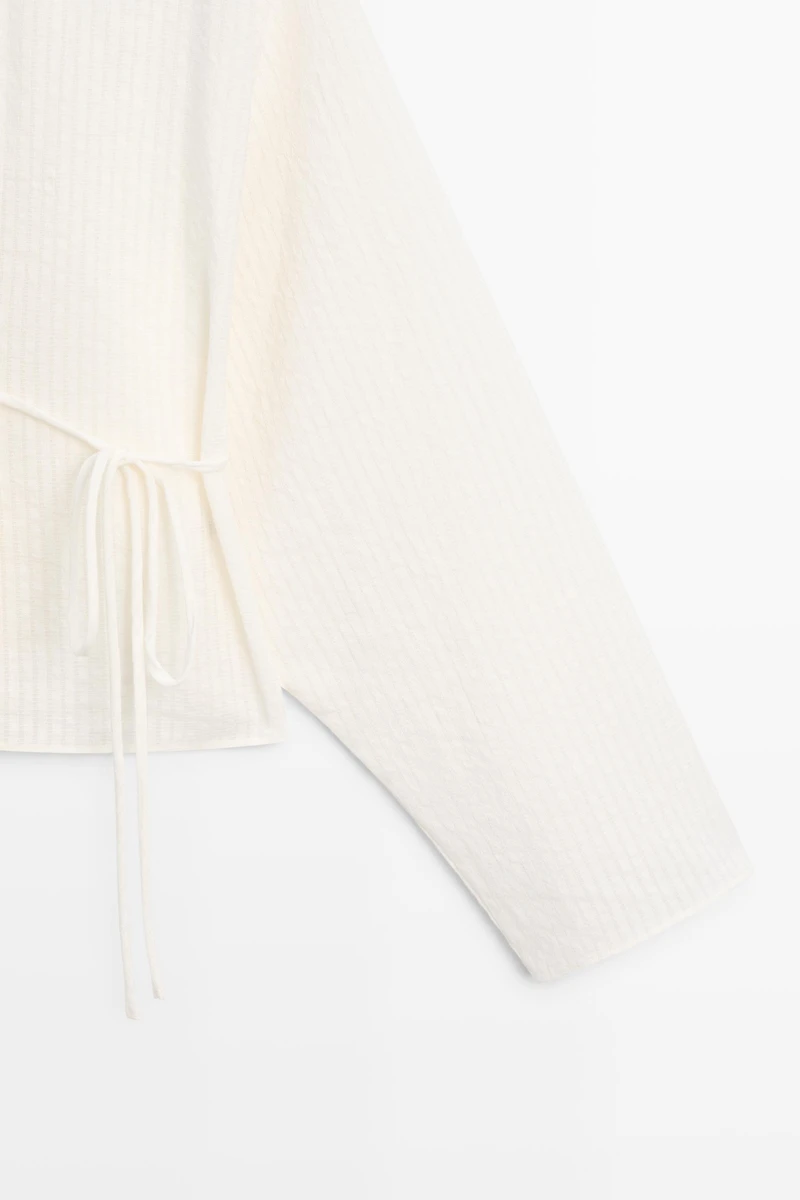 Total look textured short kimono