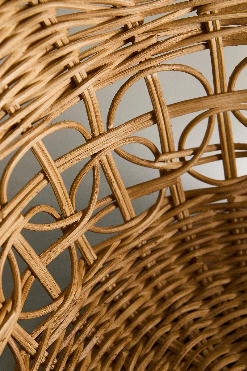 RATTAN BASKET WITH A SCALLOPED EDGE