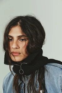 HIGH COLLAR KNIT SCARF