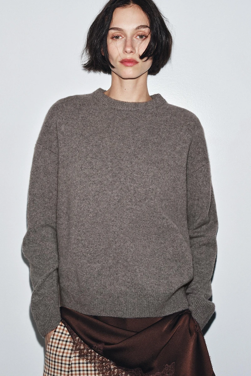 CASHMERE AND WOOL LONG SLEEVE SWEATER