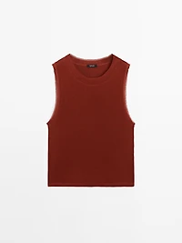Sleeveless T-shirt with double piping