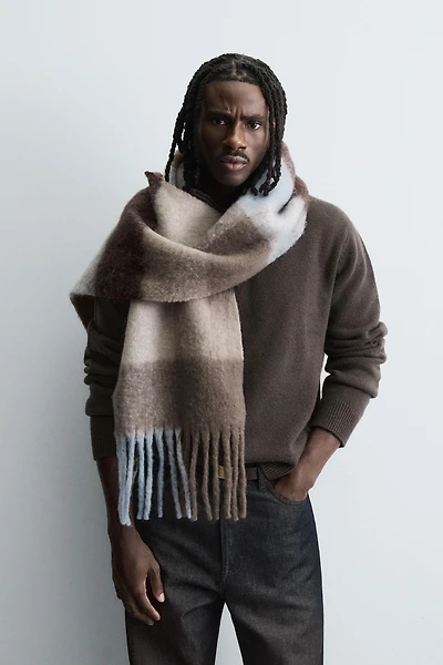 ÉCHARPE À CARREAUX ET FRANGES