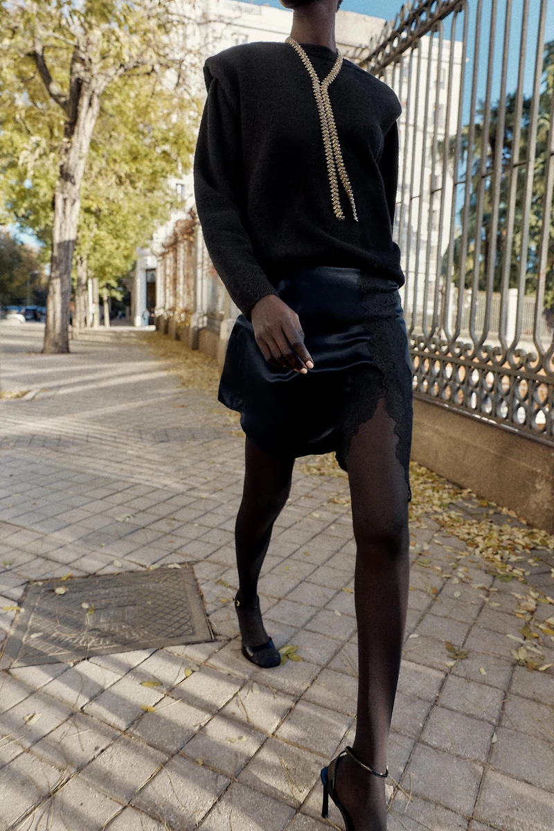 MINI JUPE SATINÉE AVEC DENTELLE