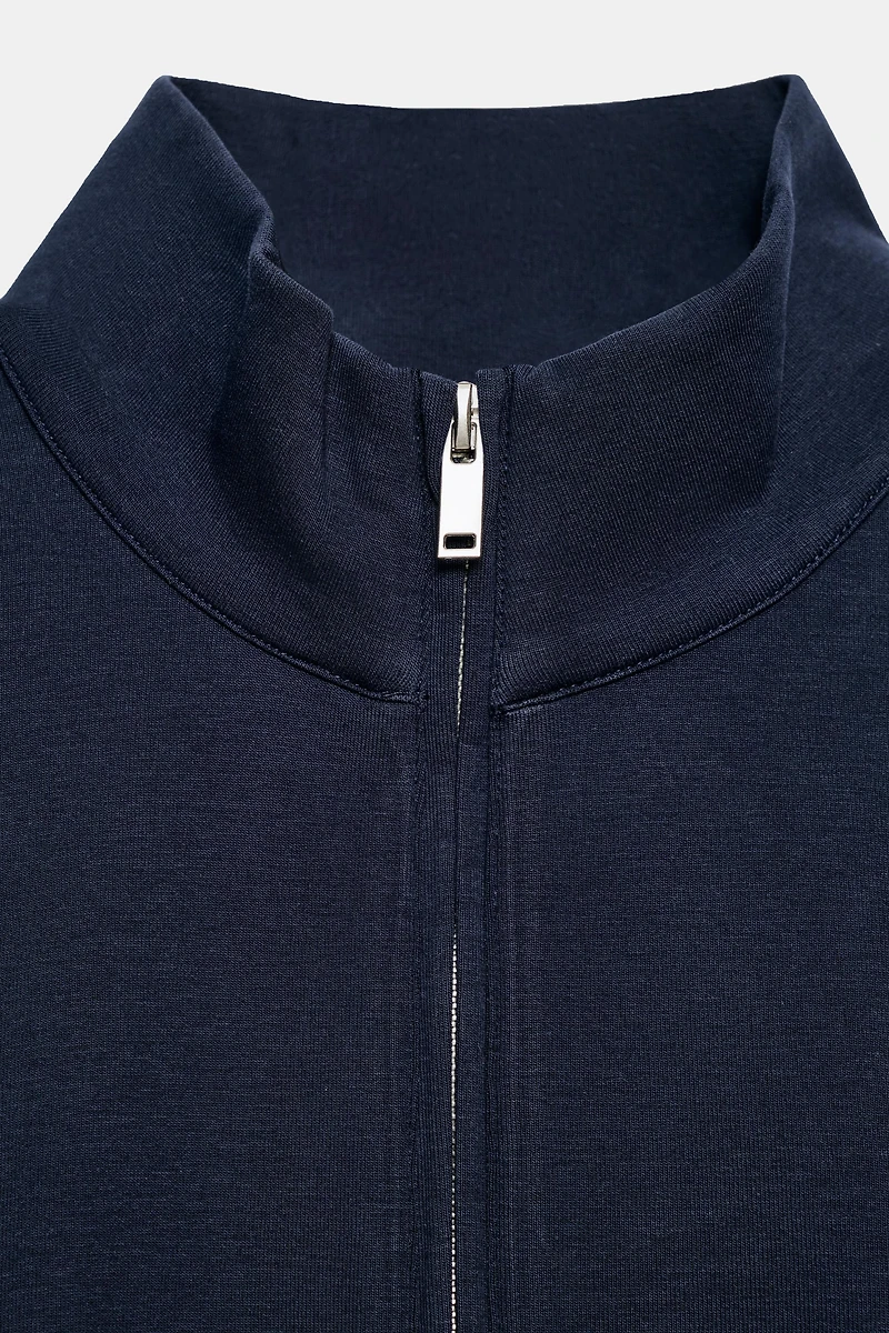 OVERSIZED ZIP-UP SWEATSHIRT