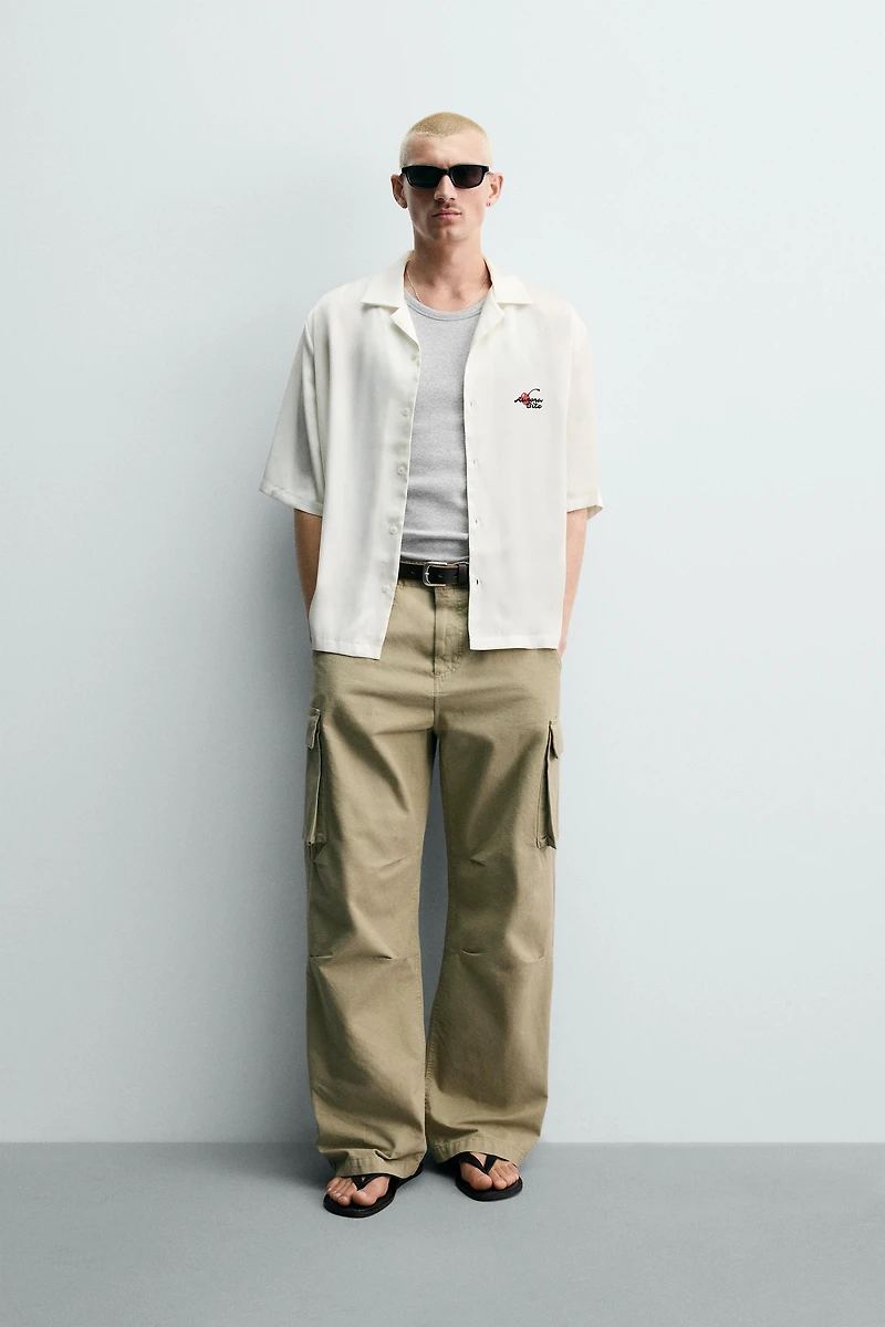 CHEMISE SATINÉE À IMPRIMÉS GRAPHIQUES
