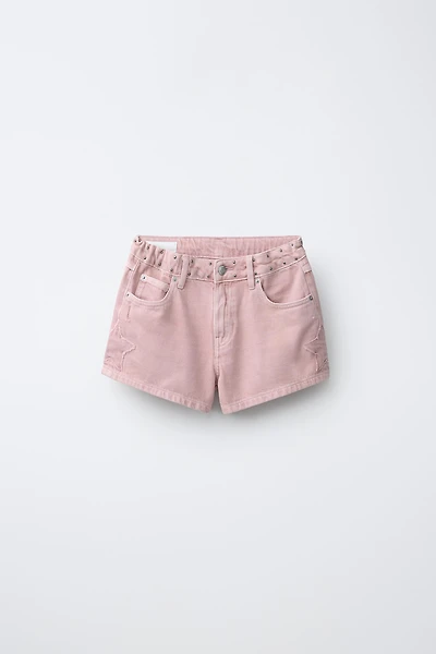 SHORT EN JEAN AVEC PIÈCE ÉTOILE ET CLOUS