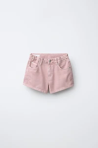 SHORT EN JEAN AVEC PIÈCE ÉTOILE ET CLOUS