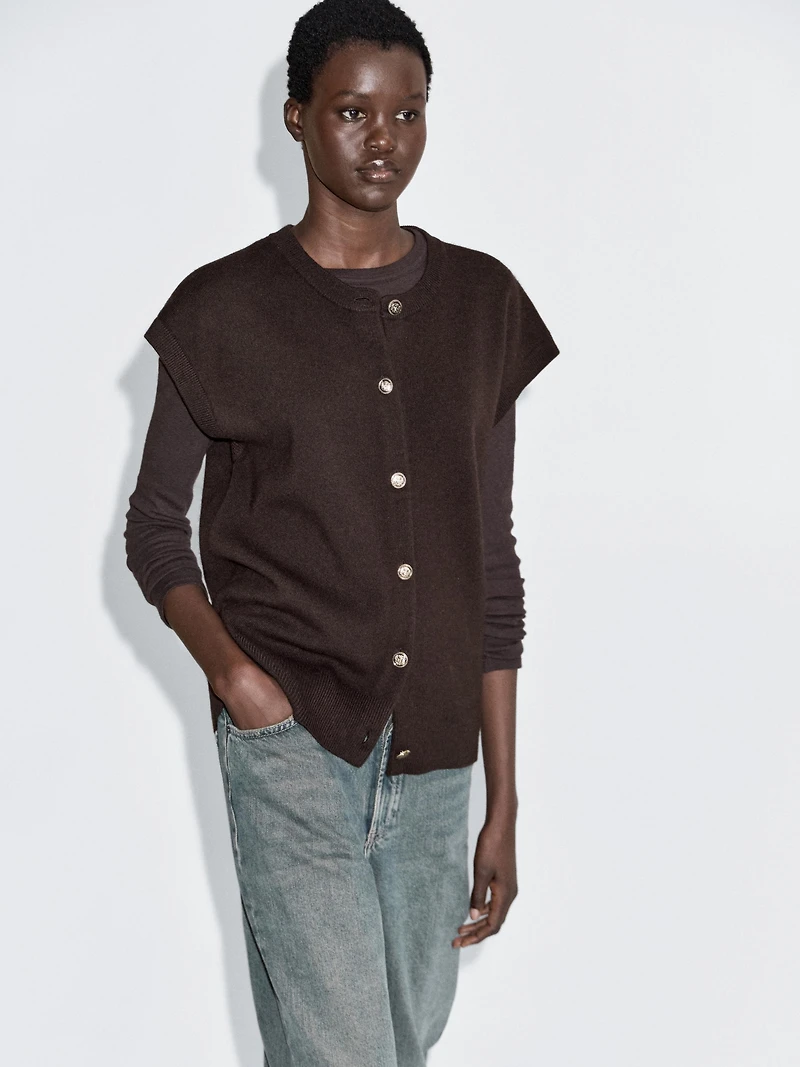 Knit vest with golden buttons