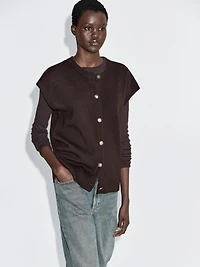 Knit vest with golden buttons