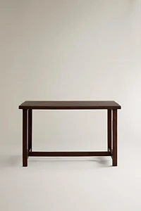 TABLE WITH AN AGED FINISH