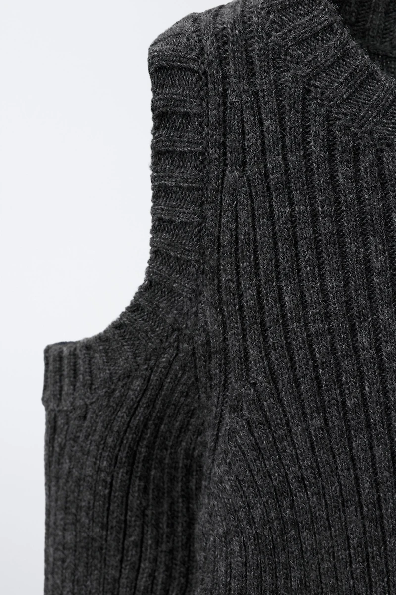 KNIT JUMPER WITH CUT-OUT AND EMBROIDERED STAR