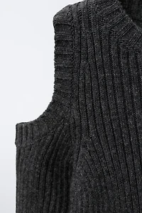 KNIT JUMPER WITH CUT-OUT AND EMBROIDERED STAR