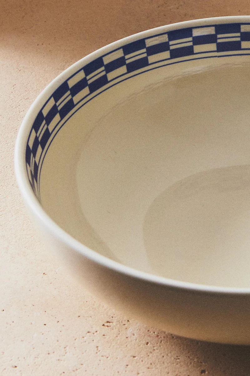 CERAMIC BOWL WITH A CHECKED DESIGN ON THE RIM