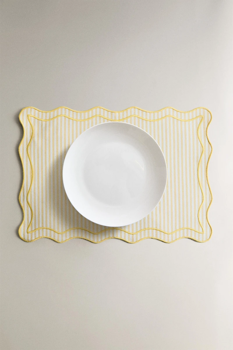 STRIPED SCALLOPED PLACEMAT