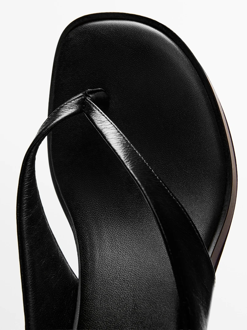 Mid-heel sandals with toe divider