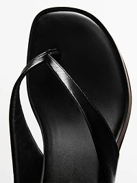 Mid-heel sandals with toe divider