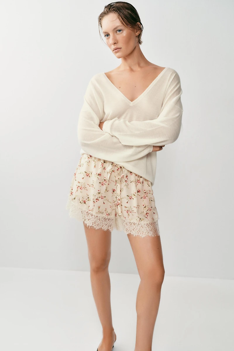 LACE FLORAL PRINT SHORTS