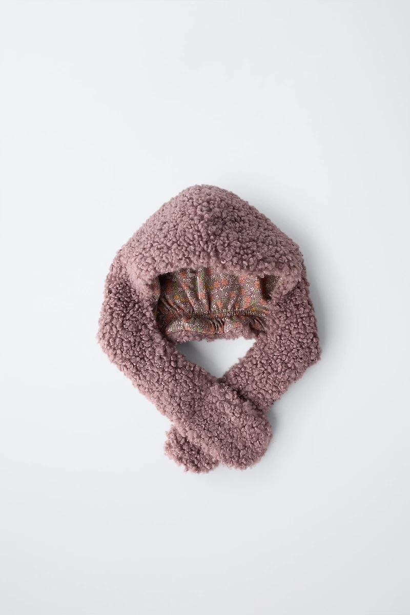 FLEECE HAT WITH NECK DETAIL