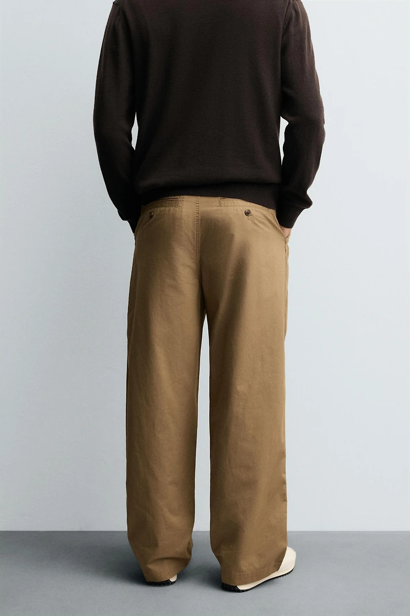 PANTALON CHINO COUPE DÉCONTRACTÉE À PLIS