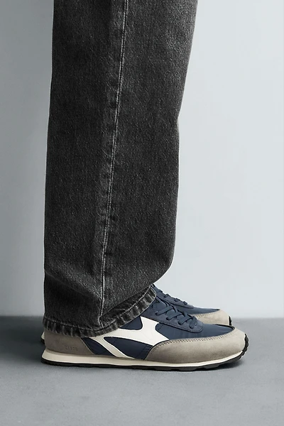 RETRO STYLE SNEAKERS