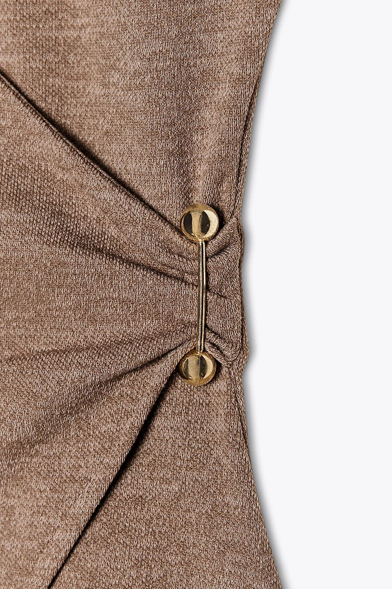 TEXTURED CLASP TOP