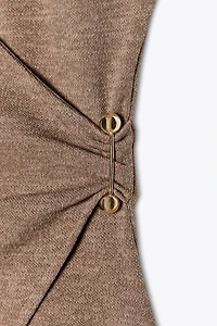 TEXTURED CLASP TOP