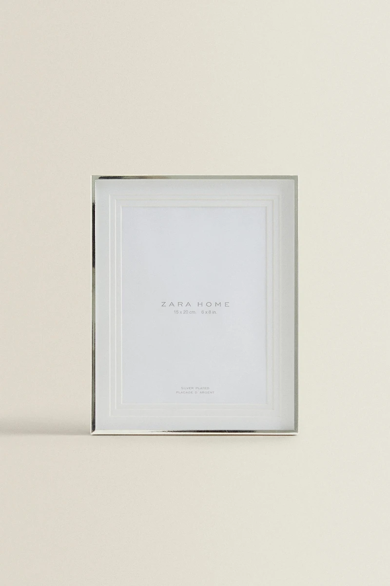 METAL PICTURE FRAME WITH A TIERED PASSE-PARTOUT