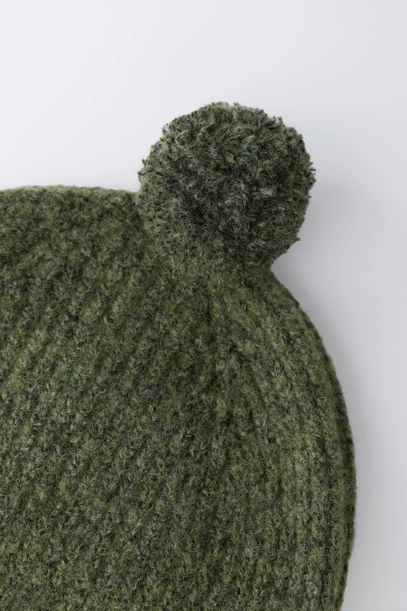 BONNET EN MAILLE AVEC POMPON