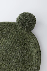 BONNET EN MAILLE AVEC POMPON