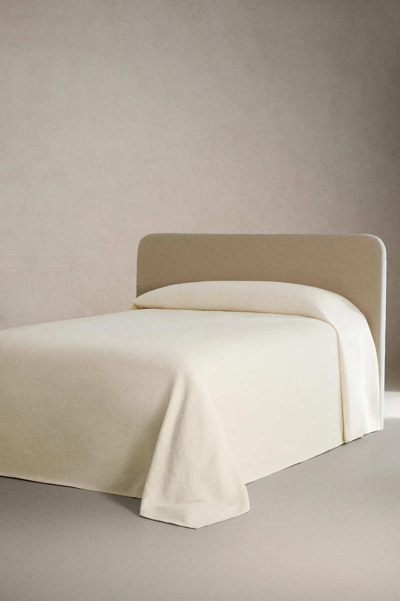 TEXTURED JACQUARD BEDSPREAD