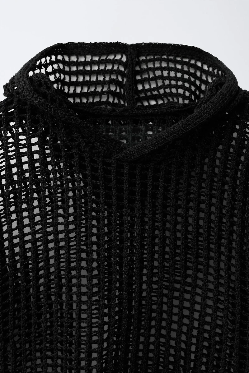 PULL EN RÉSILLE À CAPUCHE