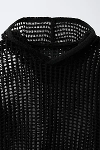 PULL EN RÉSILLE À CAPUCHE