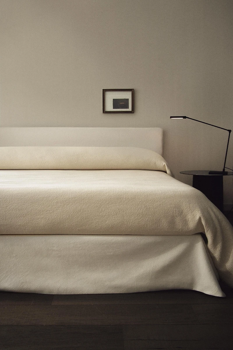 TEXTURED JACQUARD BEDSPREAD