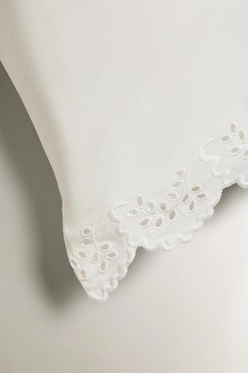 TAIE D’OREILLER BRODERIE FESTON