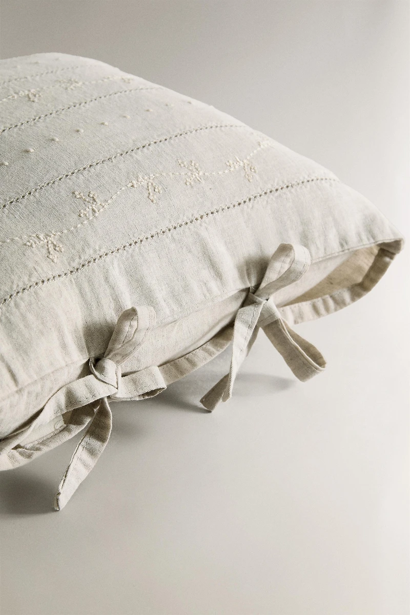 CHILDREN'S THROW PILLOW WITH FLORAL EMBROIDERY
