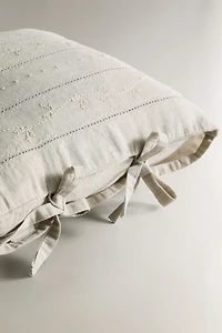 CHILDREN'S THROW PILLOW WITH FLORAL EMBROIDERY