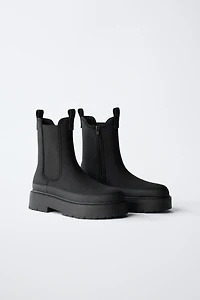 CHELSEA BOOTS
