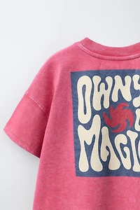 T-SHIRT EN MOLLETON IMPRIMÉ AVEC POCHE EFFET DÉLAVÉ