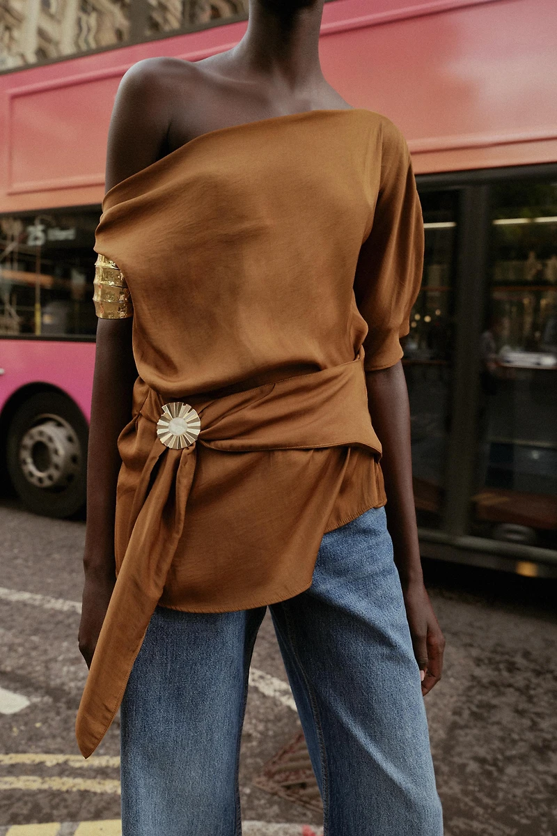 TOP SATINÉ ASYMÉTRIQUE APPLIQUÉ