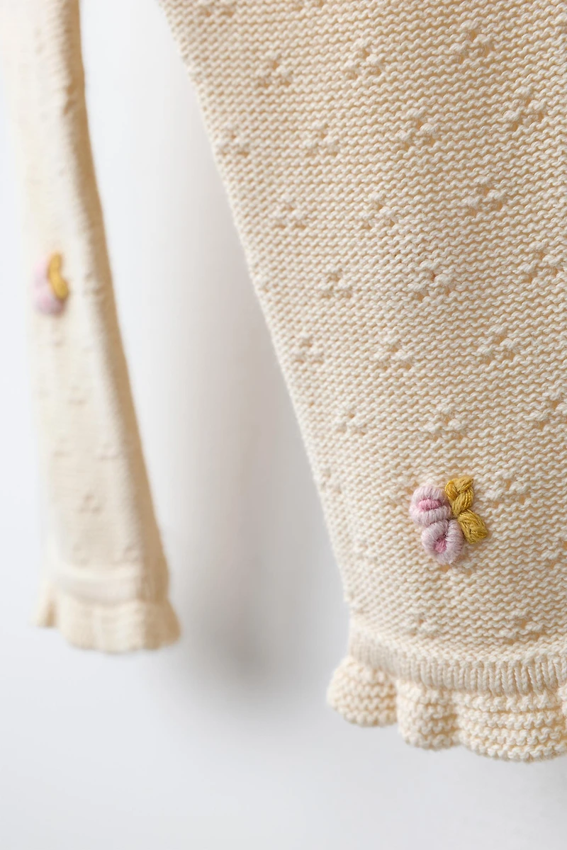 PANTALON AJOURÉ ET POMPONS