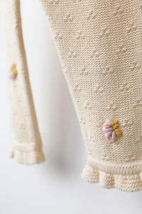 PANTALON AJOURÉ ET POMPONS