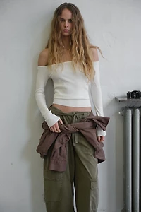 OFF-SHOULDER KNIT TOP