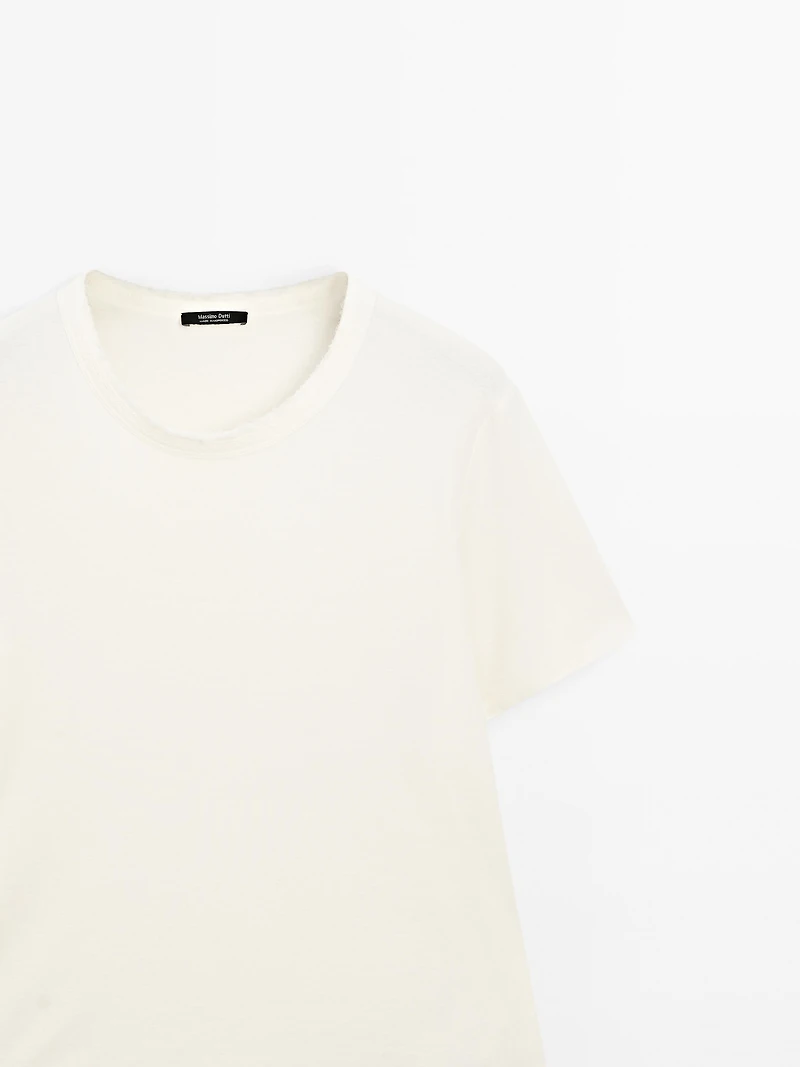 T-shirt with frayed collar