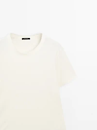 T-shirt with frayed collar