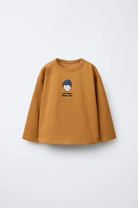 T-SHIRT À IMPRIMÉ ET INSCRIPTION BRODÉE